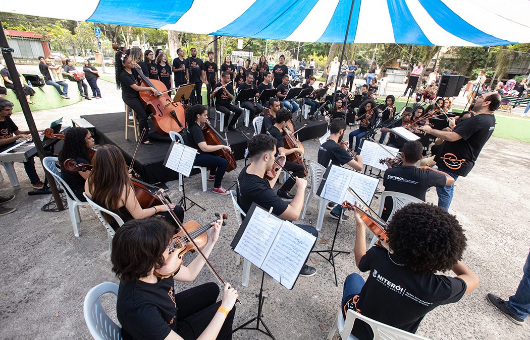 Concerto de encerramento do Programa Aprendiz Musical 2022 levou público à Praça São João, no centro de Niterói