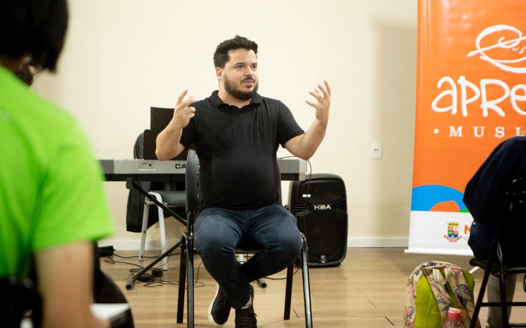 Tony Lucchesi ministrou oficina e cantou com os alunos do Aprendiz Musical