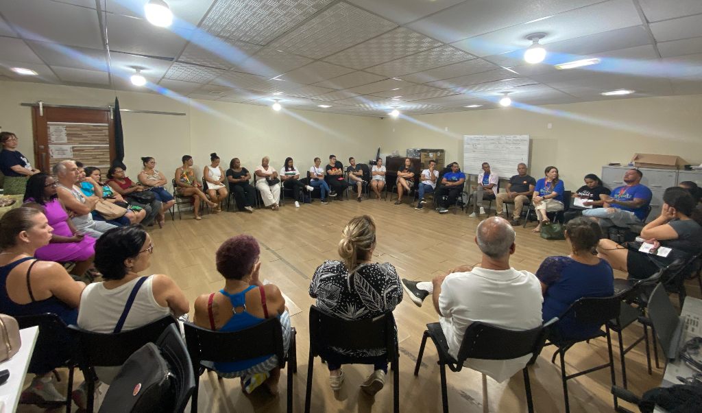 Equipe do Aprendiz Musical se reúne com responsáveis dos alunos dos coros e orquestras do Programa