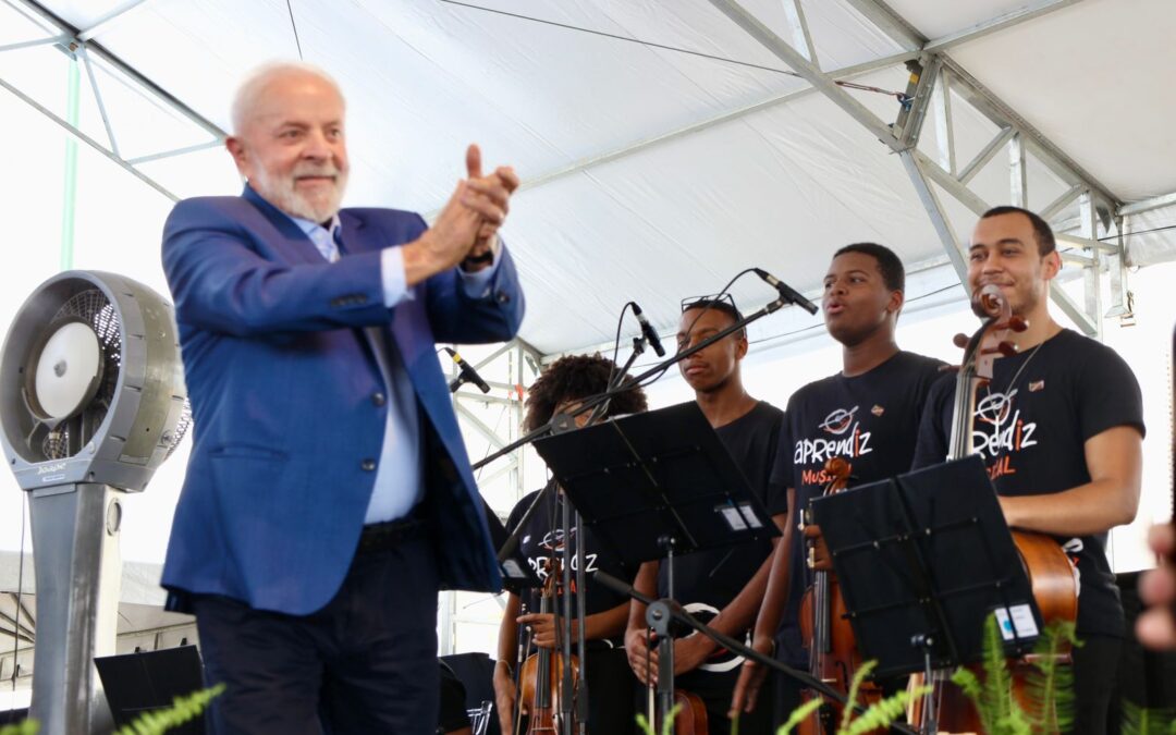 Alunos do Programa Aprendiz Musical se apresentam para o Presidente Lula