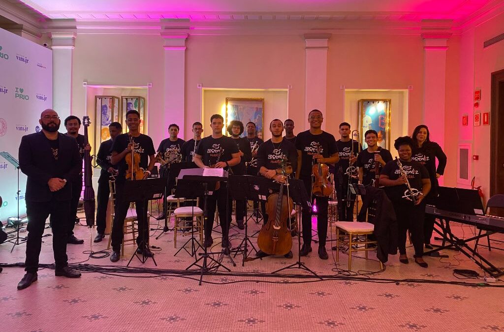 Orquestra Aprendiz Musical se apresenta em evento beneficente do jogador Vini Jr, no Copacabana Palace