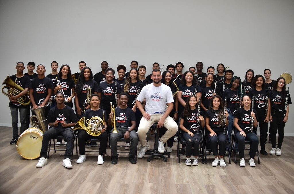 Orquestra de Sopros e Coro Juvenil do Programa Aprendiz Musical apresentam músicas de Rita Lee
