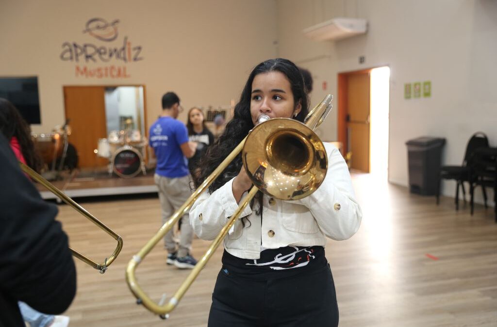 Curso na Casa Aprendiz ensina alunos de sopros a realizar pequenos reparos em instrumentos