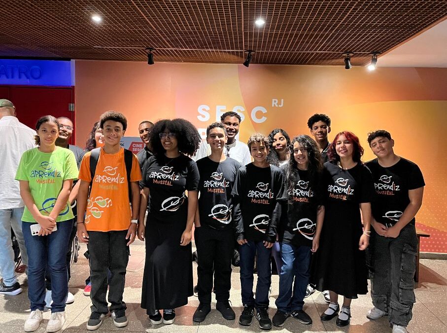 Alunos do Programa Aprendiz Musical assistem ao espetáculo ‘Amor de Baile’, no SESC Niterói